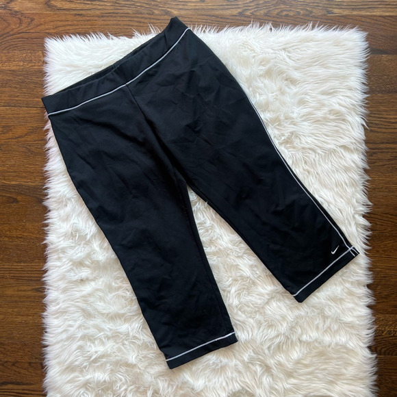 Nike Womens Capri Leggings Black Mid Rise Stretch Athletic Running Crops L - Picture 1 of 6